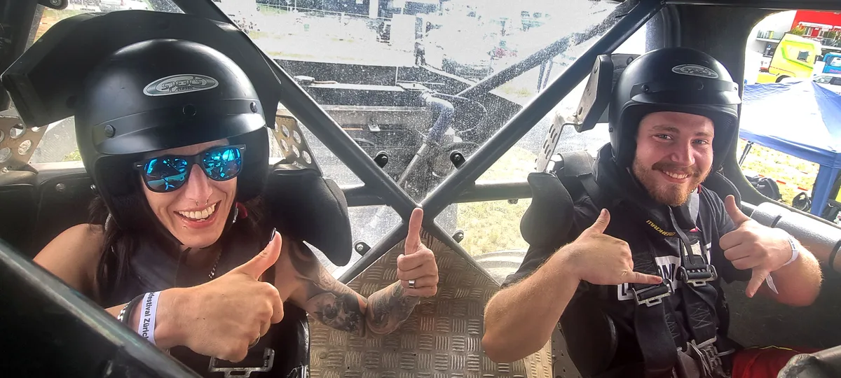 Ilona und Elio nach ihrer ersten Fahrt auf dem Monstertruck – ein Erlebnis mit Adrenalin.